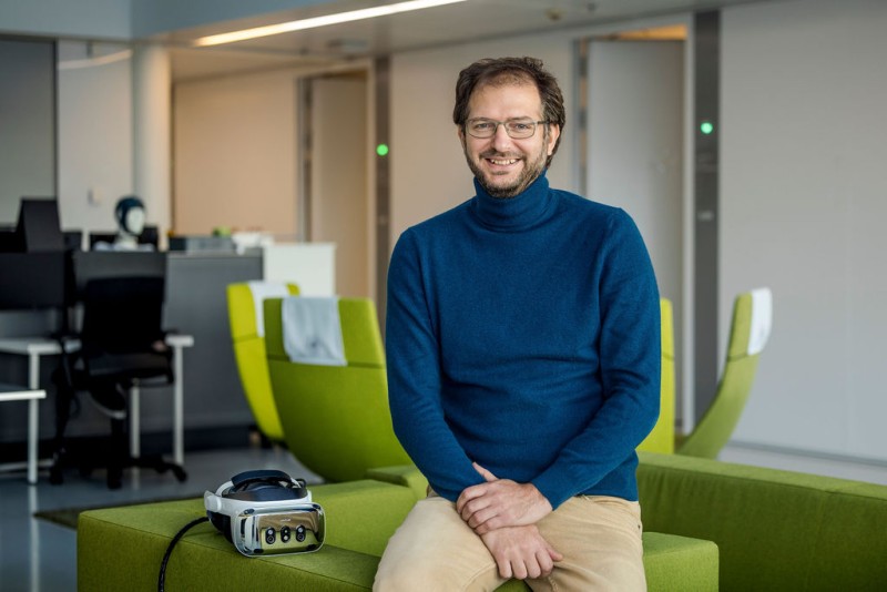 Dr Vasilis Exadaktylos with NeuroKit VR headset